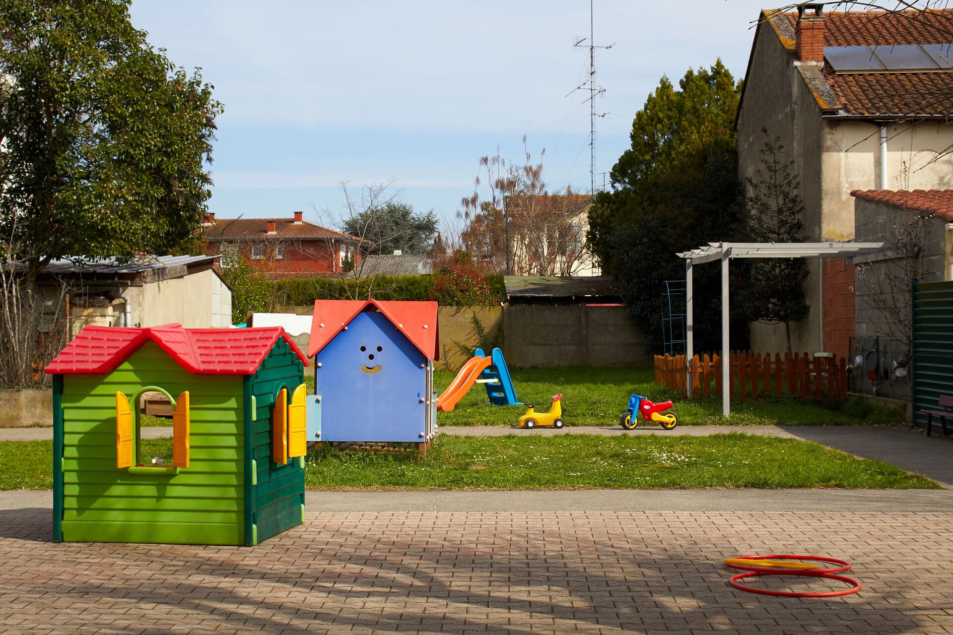 Vue du jardin sécurisé et de ses maisonnettes de jeu